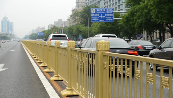 锌钢“土豪金”突显街道护栏