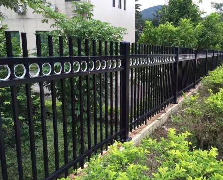 华邦护栏分享锌钢栏杆的简介和用途！